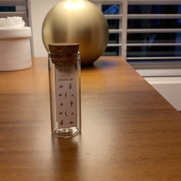 Tiny gold vermeil wishbone earrings - Picture 11 of 11